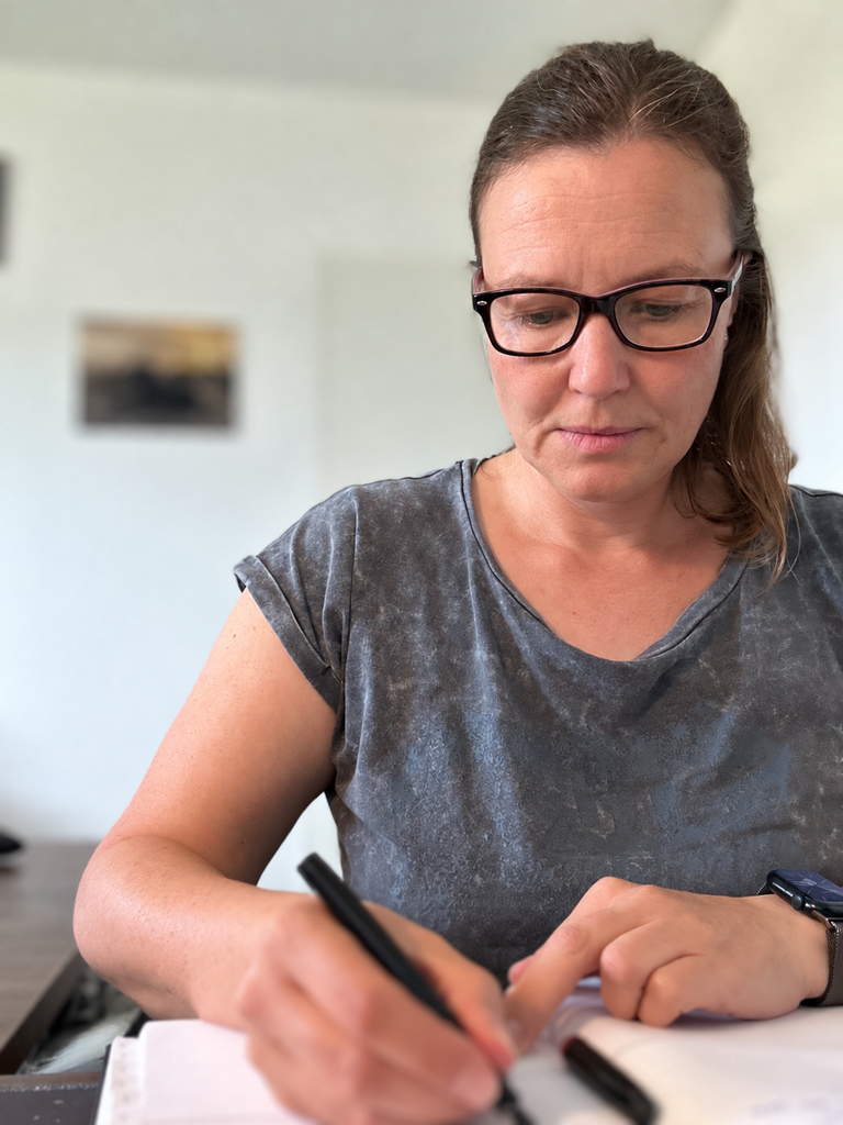 Autorin Mica Matern beim Schreiben